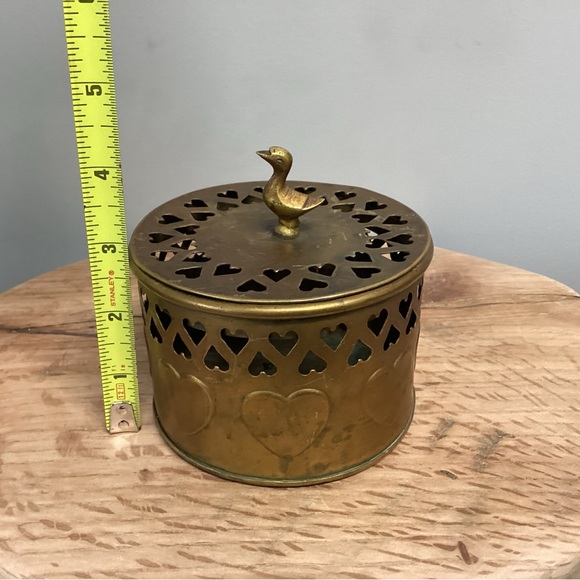 🟡 Vintage Brass Lidded Hearts Basket / Dish / Trinket Holder / Patina Farmhouse - Picture 13 of 15